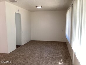 5174 61st St W in Rosamond, CA - Foto de edificio - Building Photo