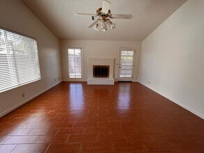 1043 N Parkwood Ct in Visalia, CA - Building Photo - Building Photo