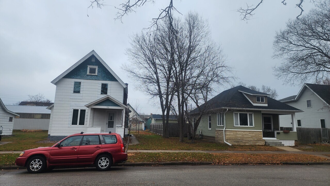 766 W Howard St in Winona, MN - Building Photo