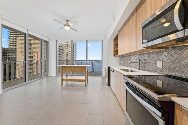 2150 N Bayshore Dr in Miami, FL - Building Photo - Building Photo