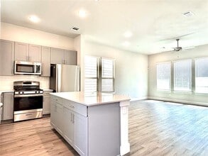 1830 NE Green Oaks Blvd in Arlington, TX - Building Photo - Building Photo