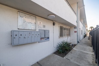 912 E. La Palma Dr. in Inglewood, CA - Foto de edificio - Building Photo