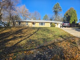 2728 Edgewood Dr in Rockford, IL - Building Photo