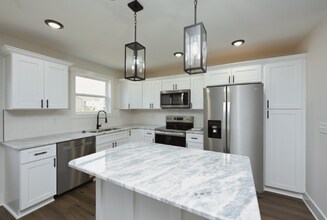 1609 Elizabeth Rd in Nashville, TN - Foto de edificio - Building Photo