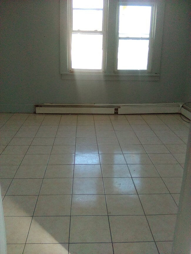 92 Holly St in Carteret, NJ - Building Photo - Building Photo