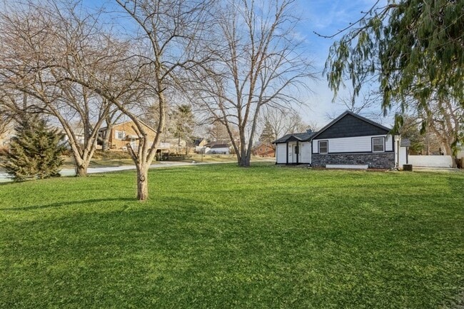 1041 68th St in Windsor Heights, IA - Building Photo - Building Photo