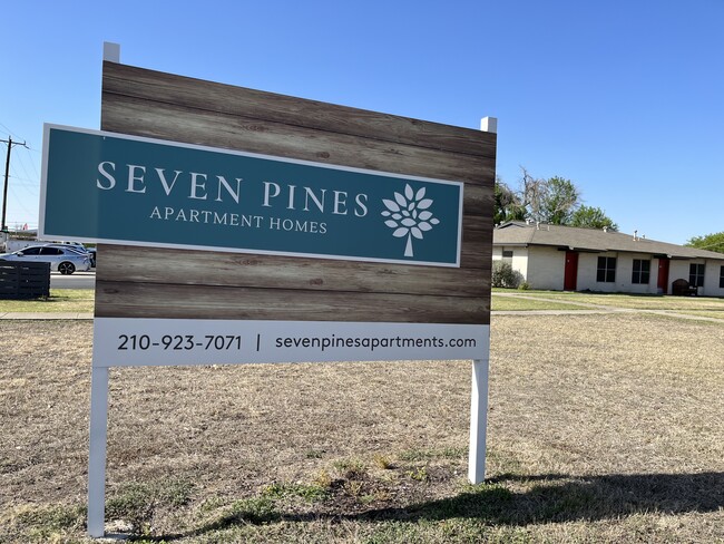 Seven Pines Apartments in San Antonio, TX - Foto de edificio - Building Photo