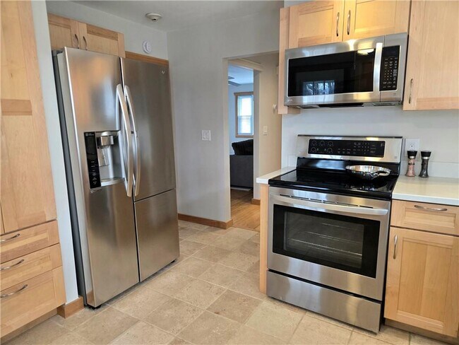 8 Caswell Ave in Newport, RI - Building Photo - Building Photo