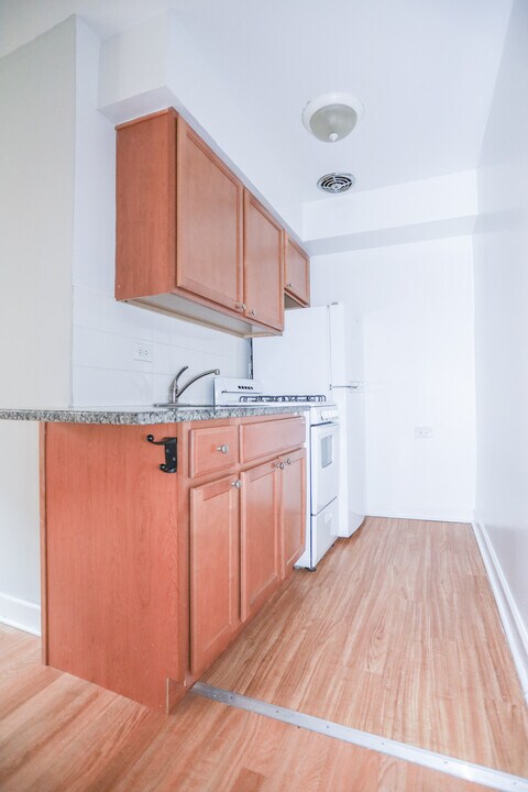 546 W Wellington Ave, Unit #304 in Chicago, IL - Building Photo