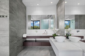 521 Holiday Dr in Hallandale Beach, FL - Building Photo - Building Photo