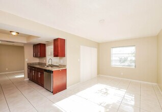 3645 Valais Dr in Hollywood, FL - Building Photo - Building Photo