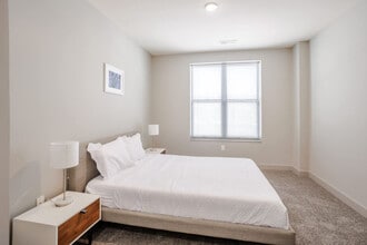 121 E Freedom Way in Cincinnati, OH - Foto de edificio - Building Photo