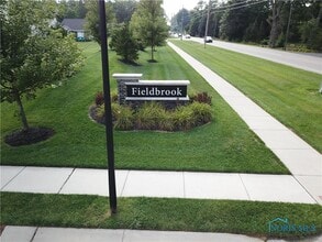 2143 Fieldbrook Dr in Toledo, OH - Foto de edificio - Building Photo