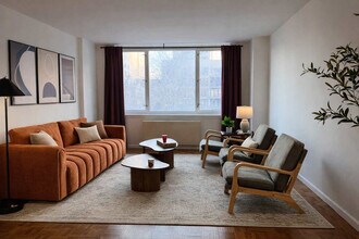 350 W 43rd St in New York, NY - Building Photo - Building Photo