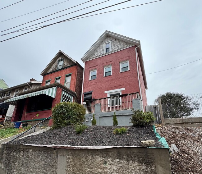 537 Finley St in Pittsburgh, PA - Building Photo - Building Photo