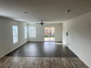 5545 W Saginaw Way in Fresno, CA - Building Photo - Building Photo