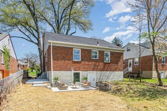 6047 Yosemite Dr in Cincinnati, OH - Building Photo - Building Photo