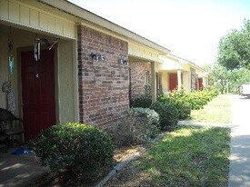 1700 Grand Prix Dr in Three Rivers, TX - Building Photo