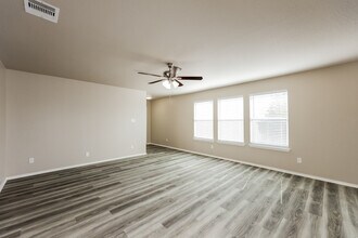 11233 Forest Pass Ct in Live Oak, TX - Foto de edificio - Building Photo