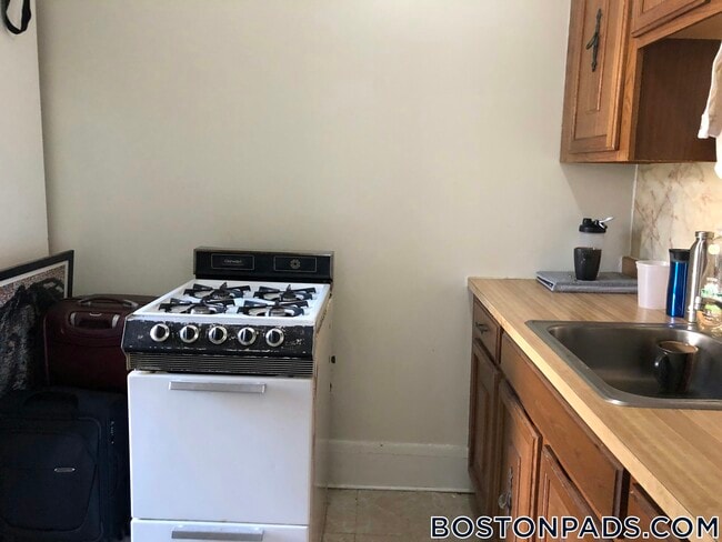 349 Pleasant St, Unit C-4 in Malden, MA - Foto de edificio - Building Photo