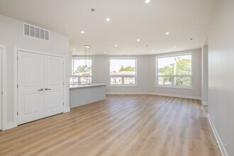 5071 N Northwest Hwy in Chicago, IL - Building Photo - Building Photo