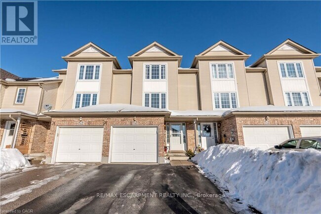 136 Donnenwerth Dr in Kitchener, ON - Building Photo - Building Photo