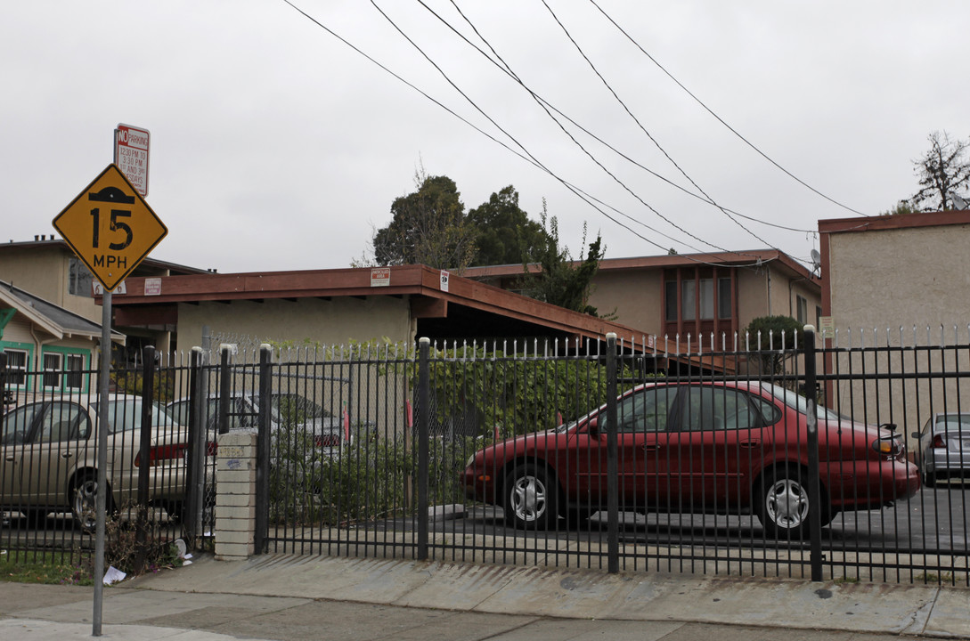 6106 Hilton St in Oakland, CA - Foto de edificio