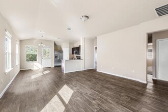 910 Comal Run in Hutto, TX - Foto de edificio - Building Photo