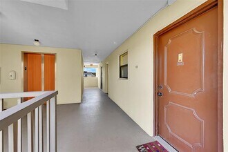 2304 S Cypress Bend Dr in Pompano Beach, FL - Foto de edificio - Building Photo