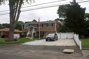 1069 Callahan St in Bay Shore, NY - Building Photo
