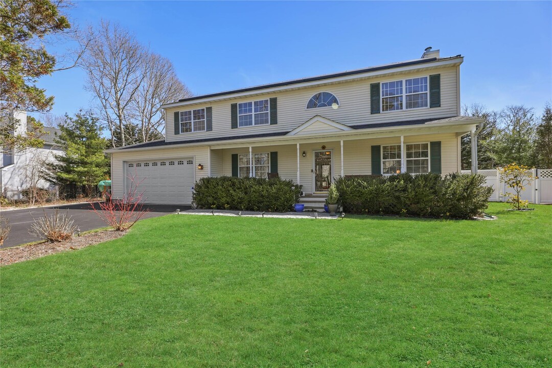 17 Jennifers Path in Westhampton Beach, NY - Foto de edificio