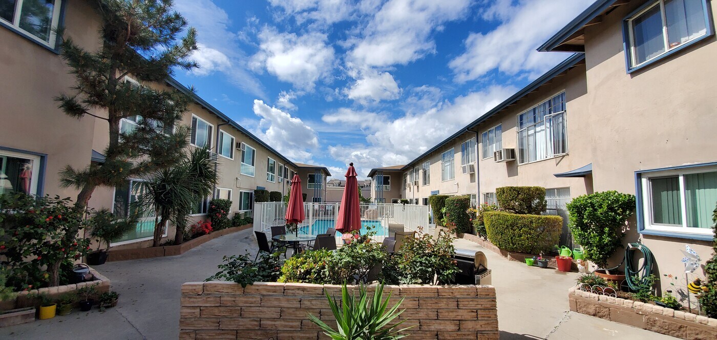 4445 Murietta Ave, Unit #8 Upstairs in Sherman Oaks, CA - Foto de edificio