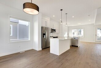 280 Chelsea Rd in Chestermere, AB - Building Photo - Building Photo