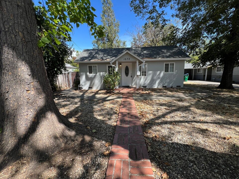 1572 Warner St in Chico, CA - Foto de edificio