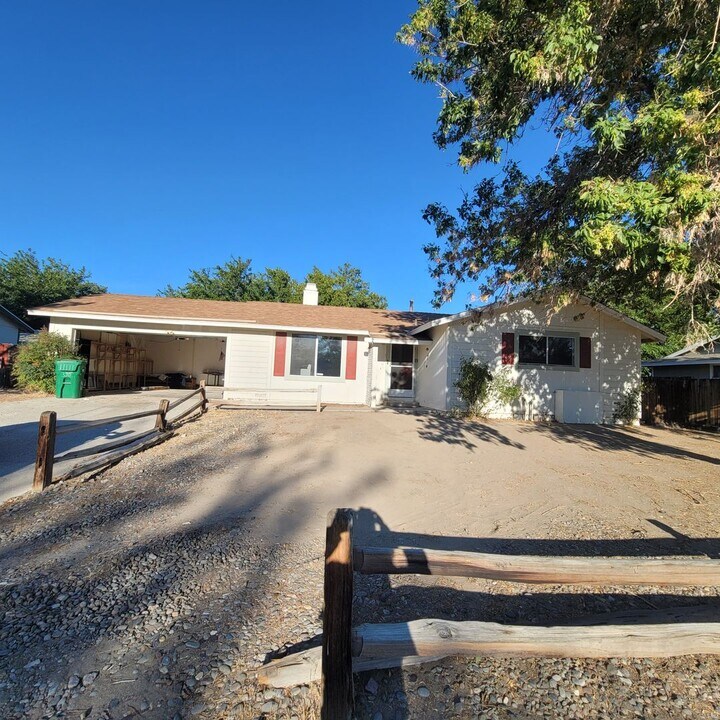 390 Aspen Way in Fernley, NV - Building Photo