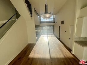 390 S Sepulveda Blvd in Los Angeles, CA - Foto de edificio - Building Photo