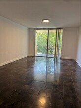 8323 Lake Dr in Doral, FL - Building Photo - Building Photo