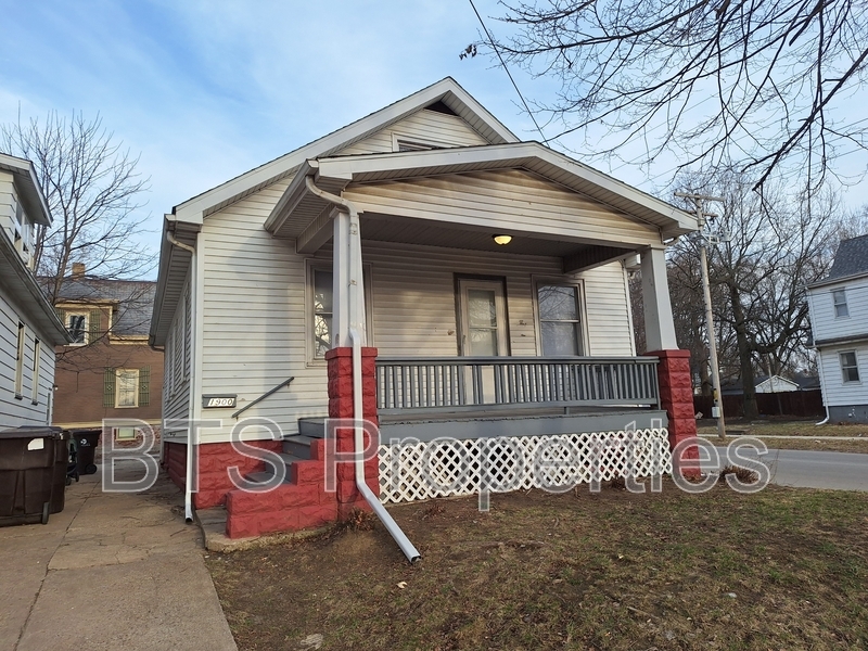 1900 N Missouri Ave in Peoria, IL - Foto de edificio