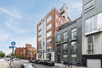 48 Meserole St in Brooklyn, NY - Foto de edificio - Building Photo