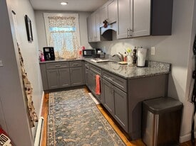 160 Pleasant St, Unit Unit 2 in Lowell, MA - Building Photo
