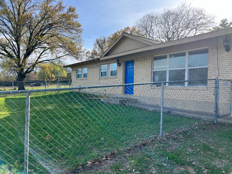 1807 Frame St in Denton, TX - Building Photo
