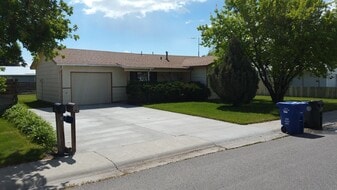 421 Summit Dr in Riverton, WY - Building Photo