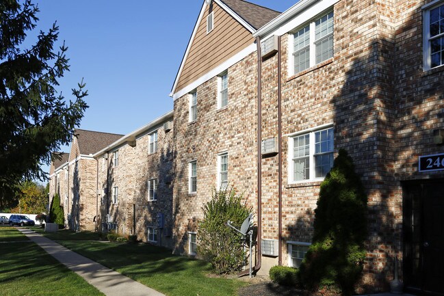 Village at Northwood in Northwood, OH - Foto de edificio - Building Photo