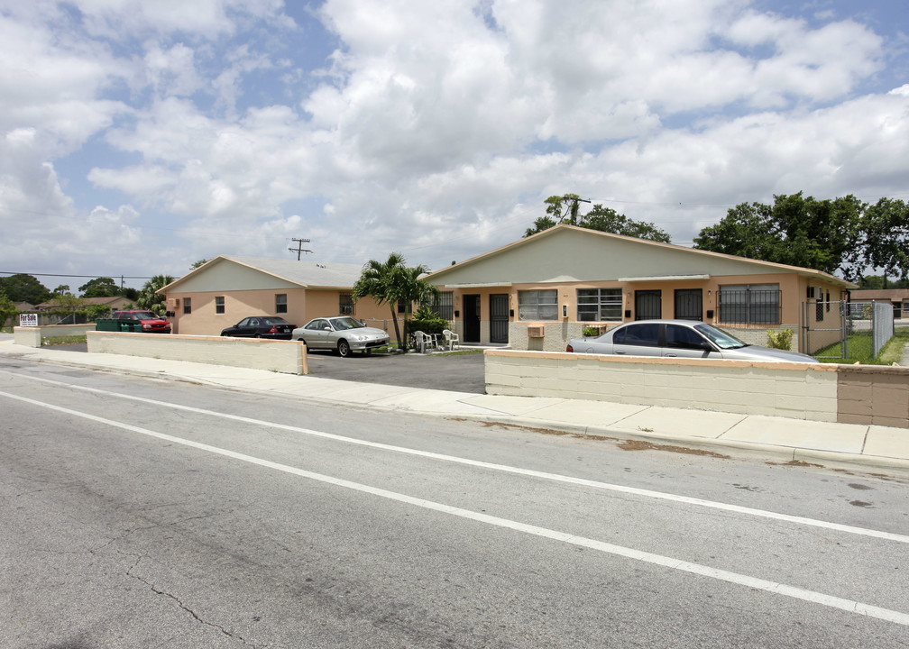 405-425 Ali Baba Ave in Opa Locka, FL - Building Photo