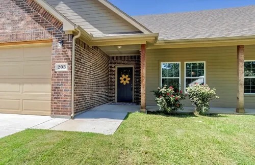 203 8th St in Joshua, TX - Building Photo