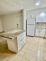 19055 NW 62nd Ave in Hialeah, FL - Building Photo