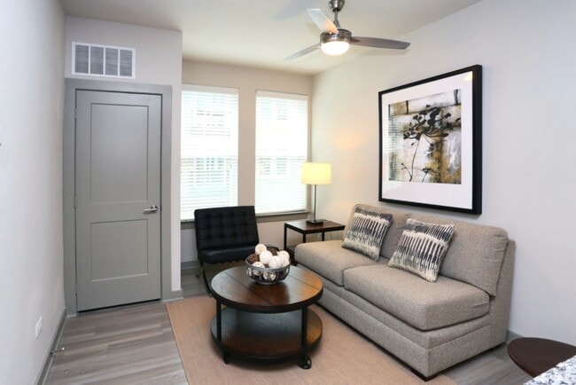 680 E Algonquin Rd in Schaumburg, IL - Building Photo - Building Photo