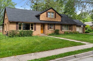 211 S High St in Port Washington, WI - Building Photo