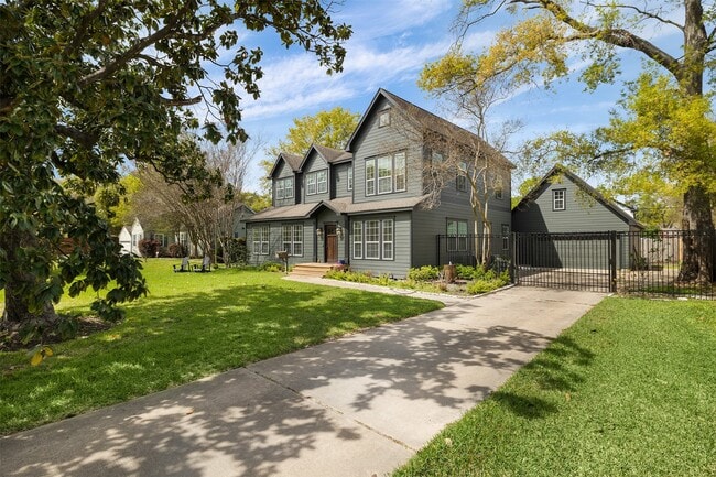 516 W 30th St