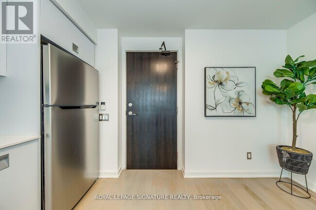 33 Charles St E in Toronto, ON - Building Photo - Building Photo